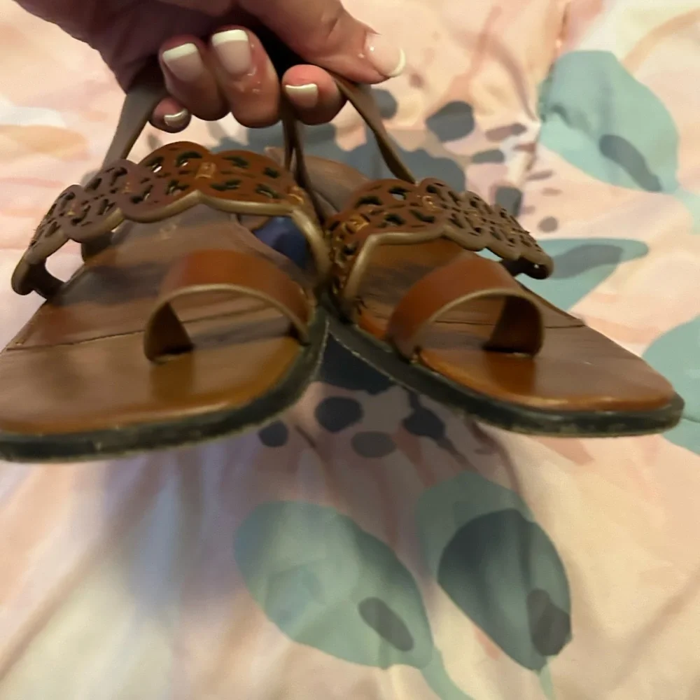 TORY BURCH logo leather sandals. - Picture 9 of 15